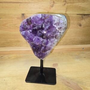 Amatista con peana de hierro, mineral natural