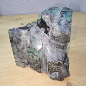 Masivo de Esmeralda en bruto semipulida. Mineral natural