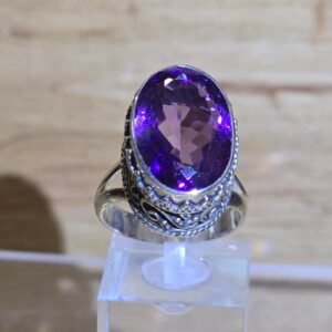 Anillo de Amatista facetada engarzada en plata 925 con filigrana artesanal
