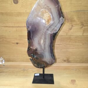 Agata natural, con peana de hierro. Mineral natural